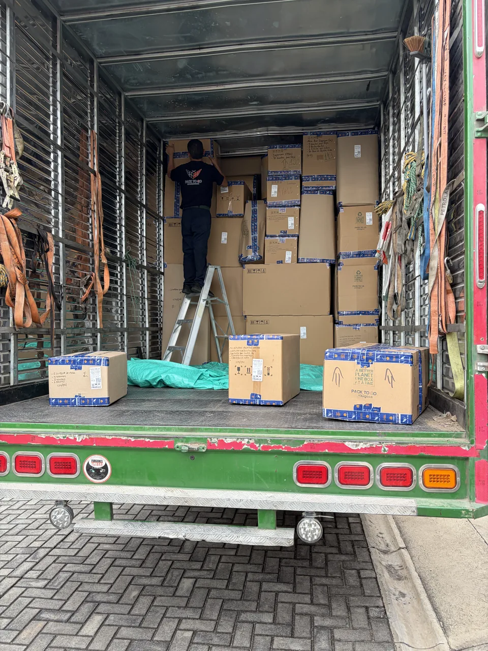 Equipo de Pack And Go organizando los muebles protegidos para su transporte
