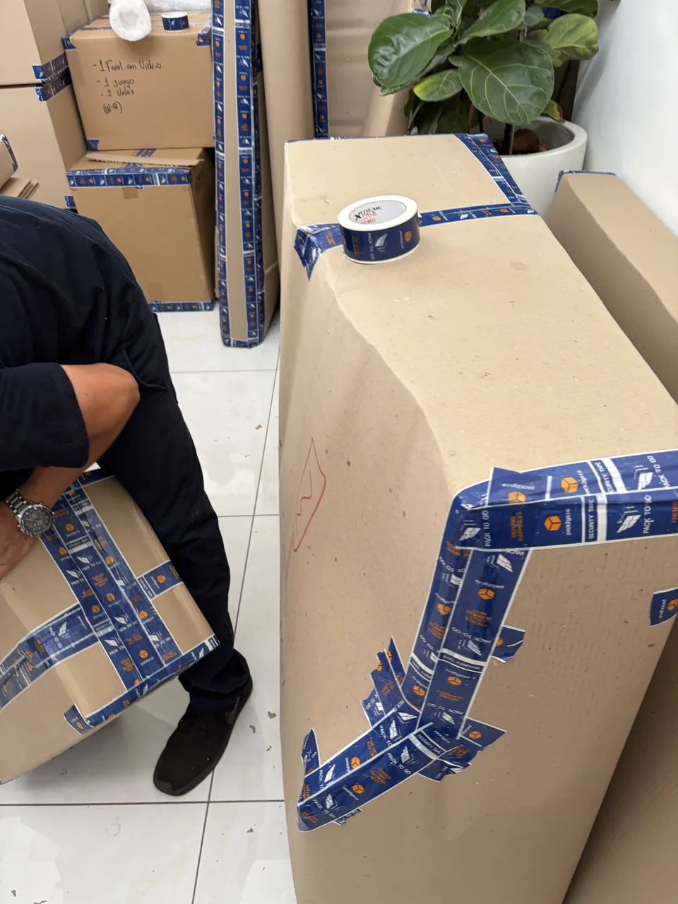Muebles protegidos con cartón y cinta de Pack And Go