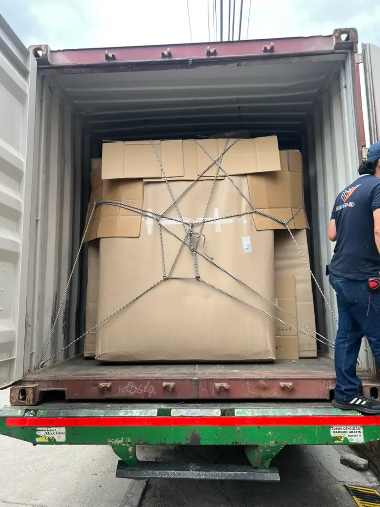 Carga embalada y asegurada dentro de un contenedor de transporte