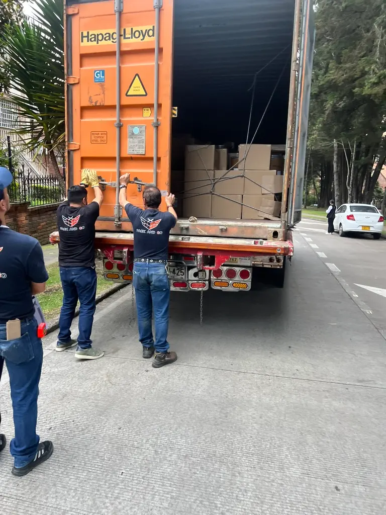 Equipo de Pack And Go cerrando un contenedor con carga protegida