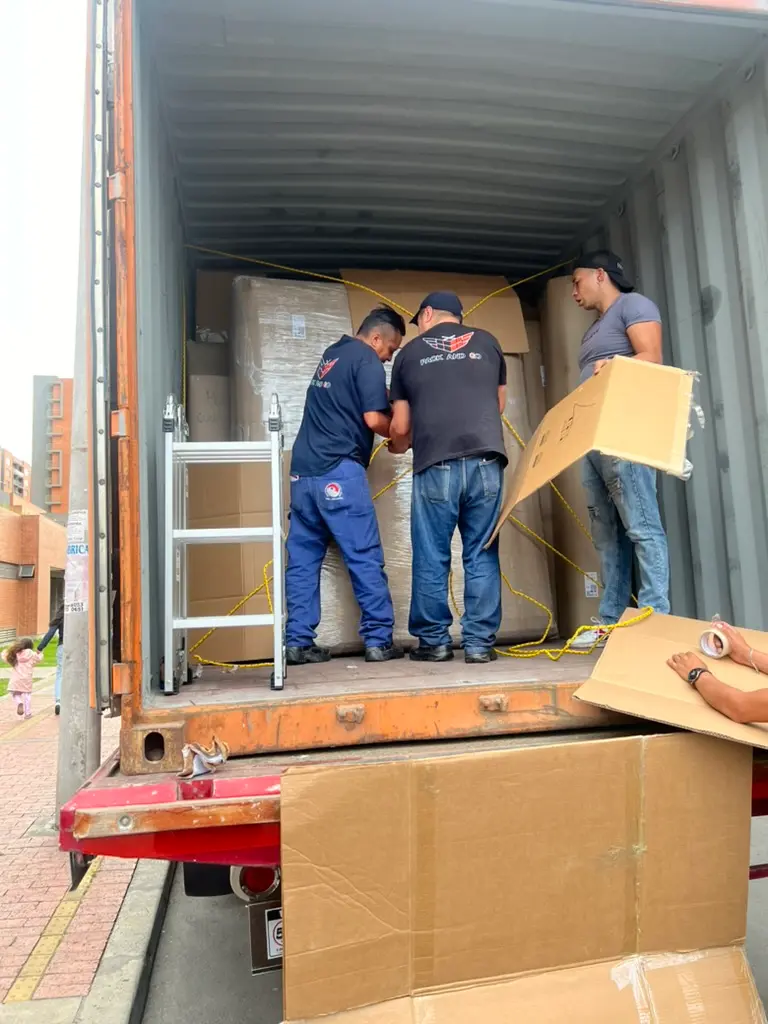 Equipo de Pack And Go organizando una mudanza dentro de un contenedor