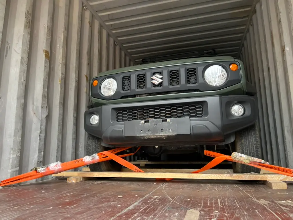 Vehículo asegurado para su transporte dentro de un contenedor